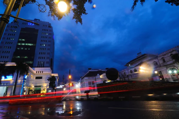 印度尼西亚西爪哇万隆 2022年1月10日 亚非拉团结纪念地夜间景观 雨后小径摄影和戏剧性的天空 它就在万隆市广场附近 — 图库照片