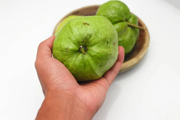 Mão Segurando Goiaba Cristal Madura Fresca Psidium Guajava Com Fundo — Fotografia de Stock