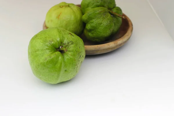 Grupo Guayaba Cristalina Fresca Madura Psidium Guajava Sobre Plato Madera — Foto de Stock