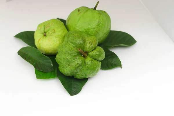 Grupo Goiaba Cristal Madura Fresca Psidium Guajava Folhas Verdes Isoladas — Fotografia de Stock