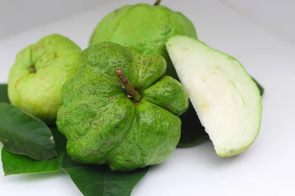 Group Fresh Ripe Crystal Guava Psidium Guajava Green Leaves Isolated — ストック写真