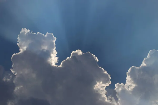 นหล องฟ ดวงอาท องหล งเมฆและพ าเนา — ภาพถ่ายสต็อก