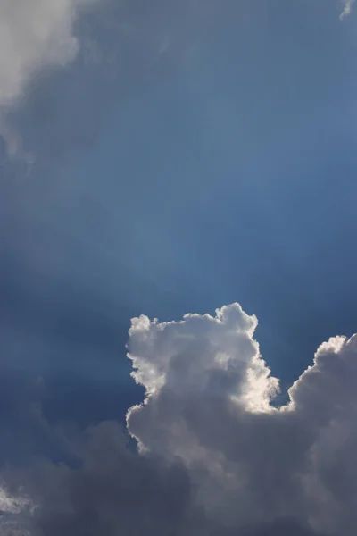 蓝天背景 云后有太阳光 复制空间 — 图库照片