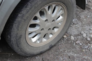 Bir süredir temizlenmemiş bir araba lastiğinin yakın çekimi.