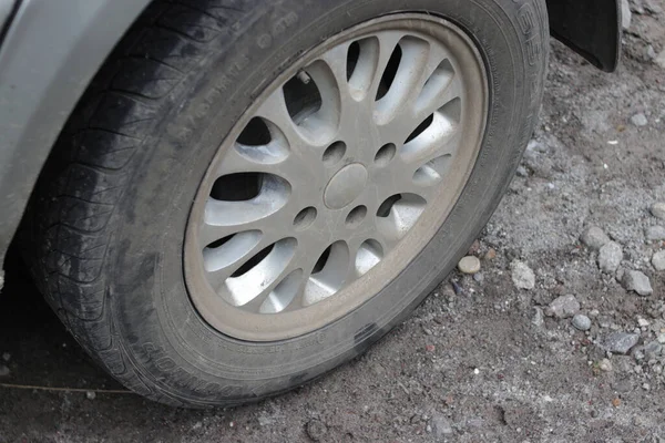 Bir süredir temizlenmemiş bir araba lastiğinin yakın çekimi.