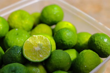 Lime ya da Limau 'nun (Citrus amblycarpa) üst görüntüsü geniş bir limau arka planına sahiptir. Lime ya da Limau, Endonezya 'nın Batı Cava eyaletinde yer alan bir şehirdir..