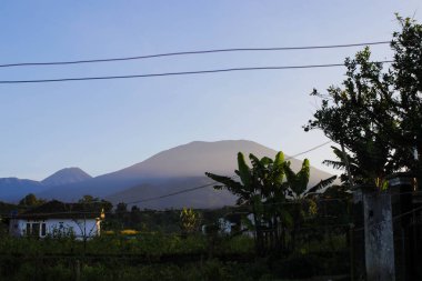 Gede Pangrango Dağı 'nın güzel manzarası berrak mavi gökyüzü ve sabah sıcacık güneş ışığı