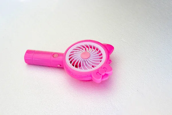 Nahaufnahme Von Rosa Handlichen Mini Ventilator Isoliert Auf Weißem Hintergrund — Stockfoto