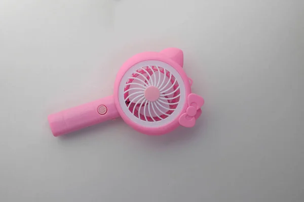 Közelkép Kilátás Rózsaszín Praktikus Mini Ventilátor Elszigetelt Fehér Háttér — Stock Fotó