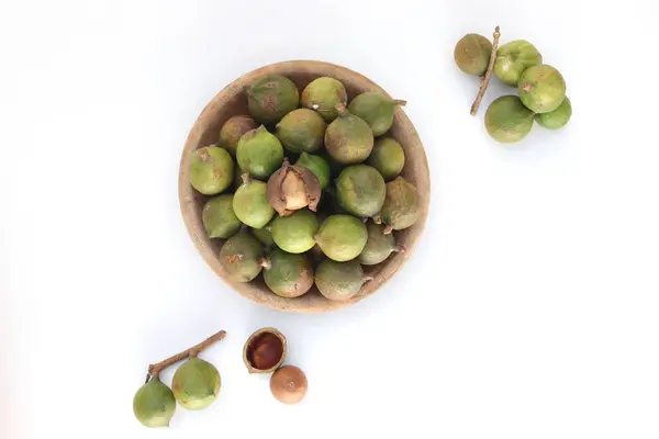 Tampilan Atas Kacang Macadamia Pada Mangkuk Kayu Terisolasi Pada Latar — Stok Foto