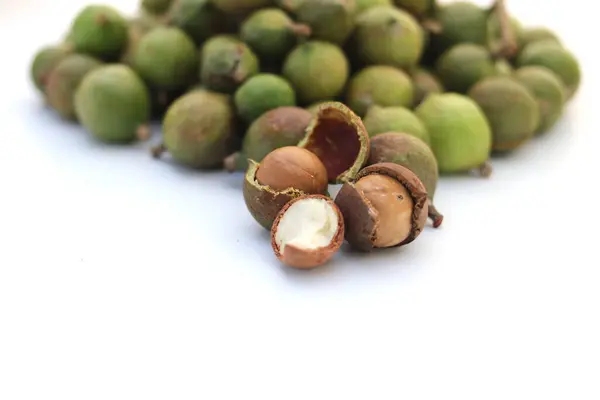 Nahaufnahme Einer Gruppe Von Macadamia Nüssen Isoliert Auf Weißem Hintergrund — Stockfoto