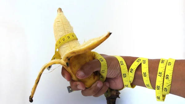 Mão Segurando Uma Banana Grande Com Fita Métrica Isolada Fundo — Fotografia de Stock