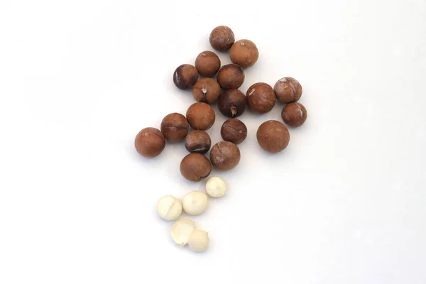 Nahaufnahme Von Macadamia Nüssen Mit Kopierraum Auf Weißem Hintergrund Macadamia — Stockfoto