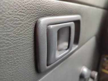 Eski bir arabanın kapı kolunun yakın görüntüsü.