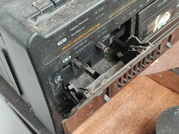 Toz dolu eski bir klasik radyonun yakın plan görüntüsü