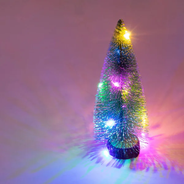 有灯泡的圣诞树 新年最低创意概念 — 图库照片