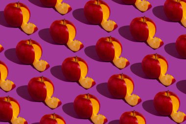 Mor arka planda dilimlenmiş elma deseni. En az yaratıcı yaz meyvesi konsepti. 