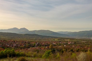 Sırbistan 'ın Nis kentinden Panorama. Gornji Matejevac 'ta güzel bir bahar sabahı. Gün doğumunda.