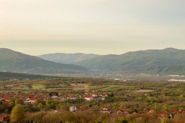 Sırbistan 'ın Nis kentinden Panorama. Gornji Matejevac 'ta güzel bir bahar sabahı. Gün doğumunda.