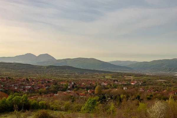 Sırbistan 'ın Nis kentinden Panorama. Gornji Matejevac 'ta güzel bir bahar sabahı. Gün doğumunda.