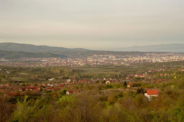 Sırbistan 'ın Nis kentinden Panorama. Gornji Matejevac 'ta güzel bir bahar sabahı. Gün doğumunda.