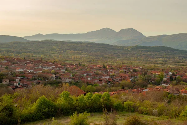Sırbistan 'ın Nis kentinden Panorama. Gornji Matejevac 'ta güzel bir bahar sabahı. Gün doğumunda.