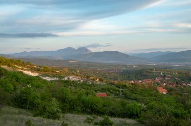 Nis yakınlarında bir panorama. Harika bahar günbatımı.