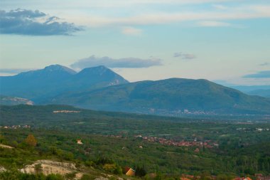Nis yakınlarında bir panorama. Harika bahar günbatımı.