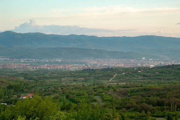Nis yakınlarında bir panorama. Harika bahar günbatımı.