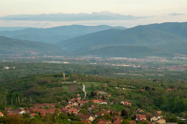 Nis yakınlarında bir panorama. Harika bahar günbatımı.