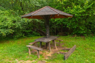 Yol kenarında hasar görmüş bir yazlık. Majdanpek 'ten çok uzak değil..