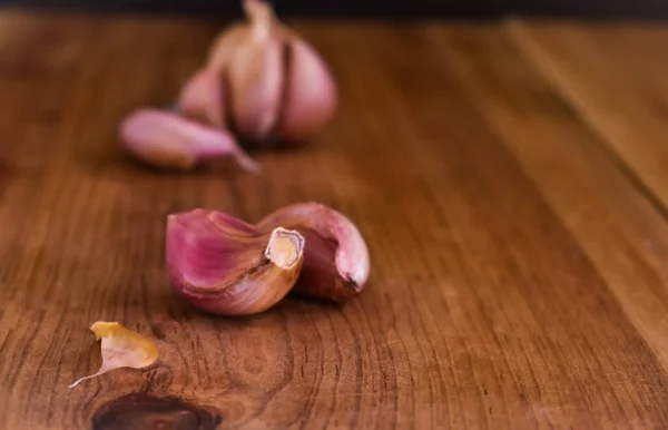 Ahşap masada pembe sarımsak