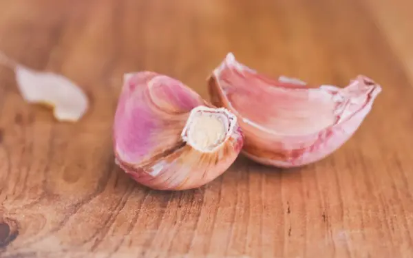 Ahşap masada pembe sarımsak