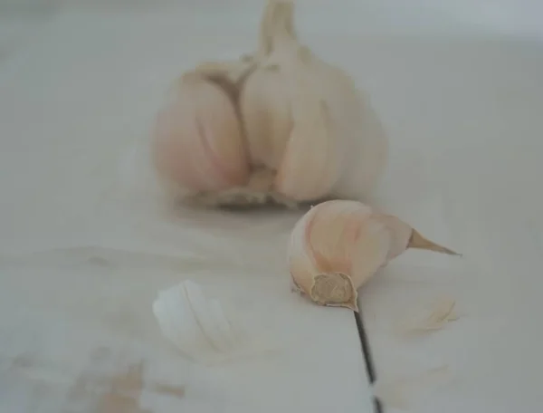 Beyaz bir masada birkaç sarımsak.