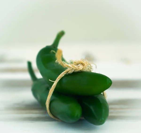 Kırmızı biber, üç yeşil biber.