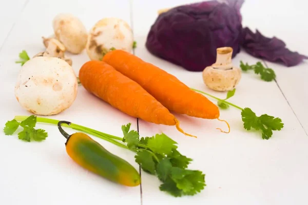 Beyaz ahşap masa üzerinde taze sebze