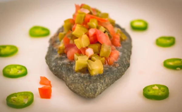 Mavi hamurlu tlacoyo, mavi mısırdan yapılan yerli yiyecekler.