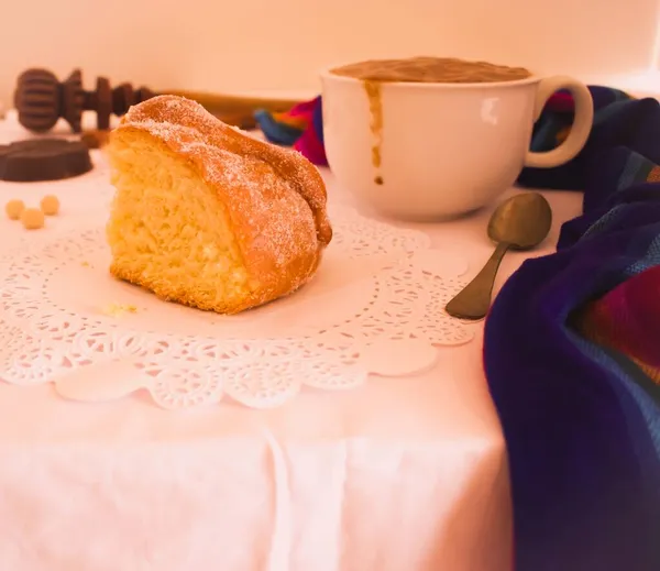 Geleneksel ölü ekmeğin geleneksel Meksika günüyle ekmek.