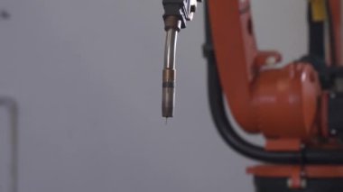 Kaynak metali yakın çekim sahnesi