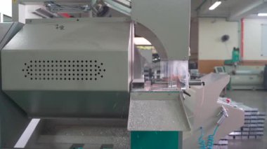 Kesik metal makine çalışıyor.