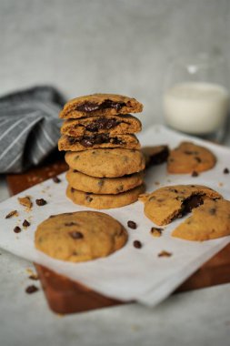 Kahve, çikolatalı kurabiye. Bu kahve parçalı çikolatalı kurabiyeler erimiş çikolata birikintileriyle süslenmiş ve mükemmel bir şekilde çiğnenmiş iç ve karamelli gevrek kenarları var..