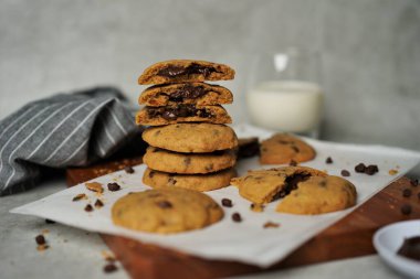 Kahve, çikolatalı kurabiye. Bu kahve parçalı çikolatalı kurabiyeler erimiş çikolata birikintileriyle süslenmiş ve mükemmel bir şekilde çiğnenmiş iç ve karamelli gevrek kenarları var..