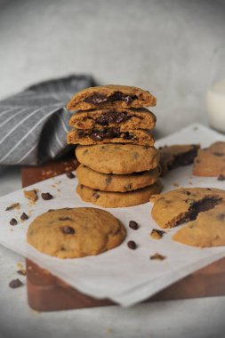 Kahve, çikolatalı kurabiye. Bu kahve parçalı çikolatalı kurabiyeler erimiş çikolata birikintileriyle süslenmiş ve mükemmel bir şekilde çiğnenmiş iç ve karamelli gevrek kenarları var..