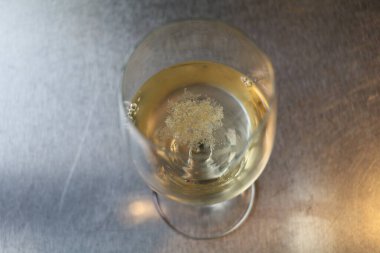 Bir bardak beyaz şarapta tartar kristalleri