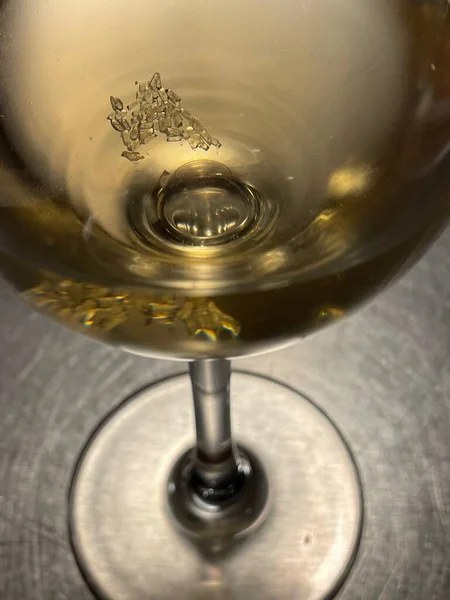 酒杯底的酒石酸盐晶体 — 图库照片