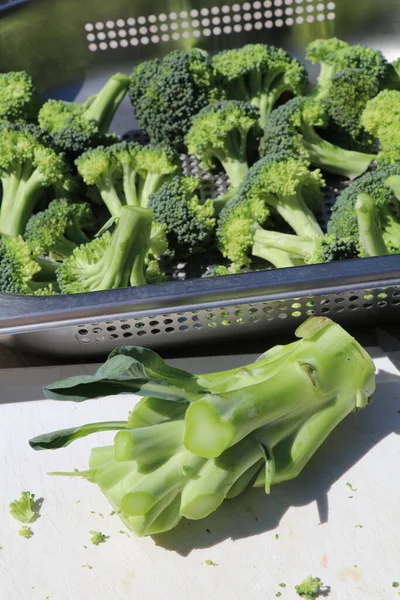 Brokoli Floret Dalam Keranjang Uap Baja Stainless — Stok Foto