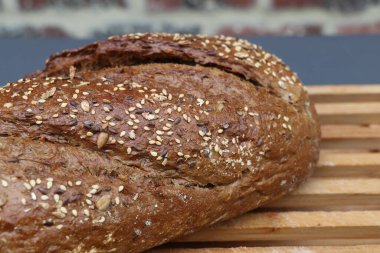 Tahta kesme tahtasının üzerinde tam tahıllı ekmek.