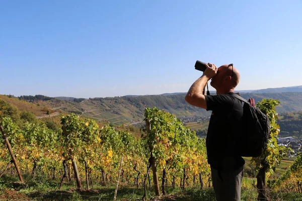 Man Vineyard Looking Binoculars Clear Blue Sky — Stock Photo, Image