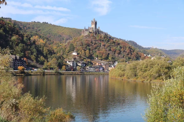 Uzakta Bir Tepede Ortaçağ Cochem Kalesi Olan Moselle Vadisi — Stok fotoğraf
