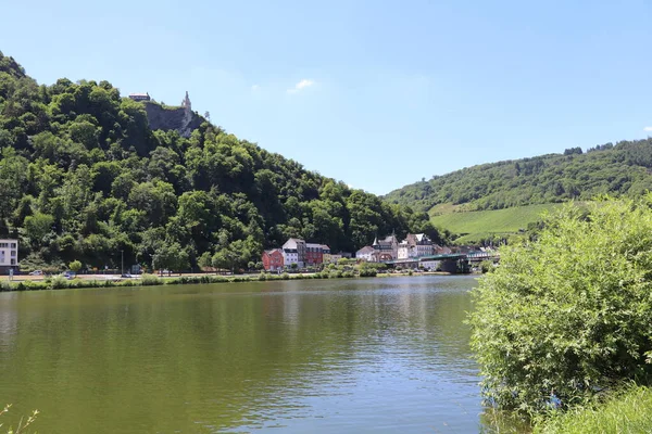 町の上の丘の上に中世の城の廃墟とモゼル川の岸にTraben Trarbachの町 — ストック写真